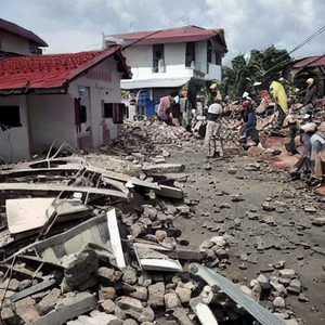 Gempa bumi menghancurkan banyak rumah