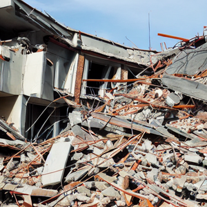 Rumah rubuh akibat gempa