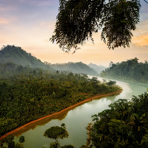 sungai mengalir di antara pengunungan